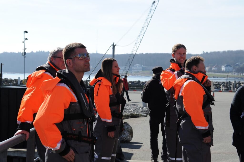 Drømmer du om frihed på vandet eller stærkere sejlerfærdigheder? Hos Sailors får du certificerede kurser som Speedbådsbevis, Duelighedsbevis og Vandscooterbevis – din vej til sikker sejlads.